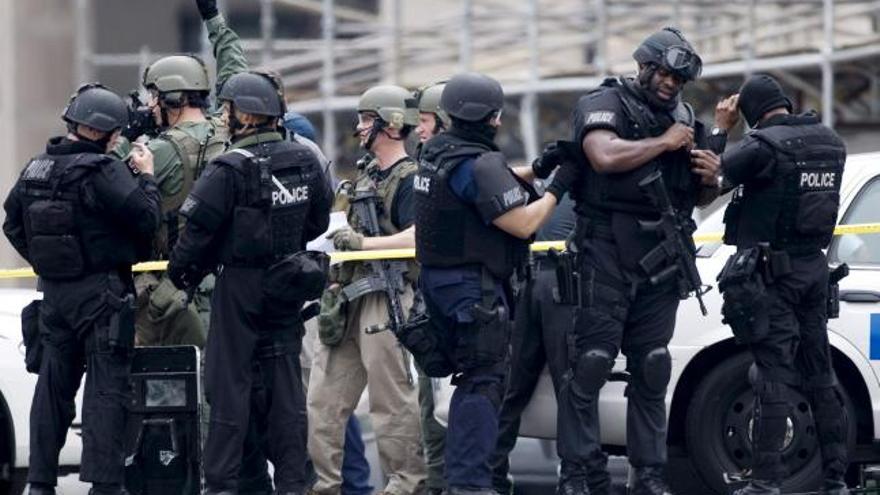 Agentes de policía inspeccionan el exterior del museo del Holocausto en Washington, estados Unidos hoy miércoles 10 de junio de 2009.T