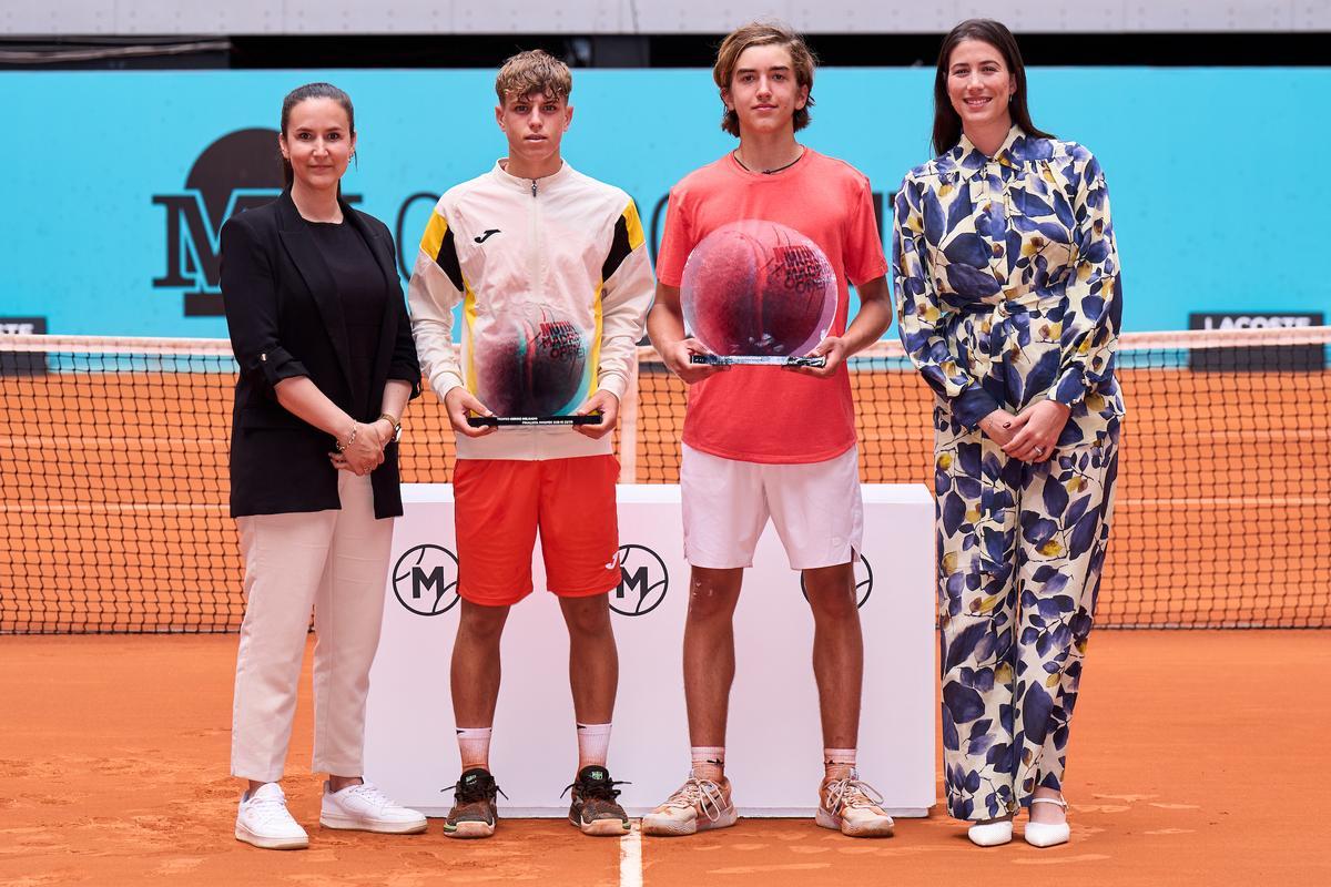 Pablo Rueda, junto al ganador Fernando Fontán y a Garbiñe Muguruza.