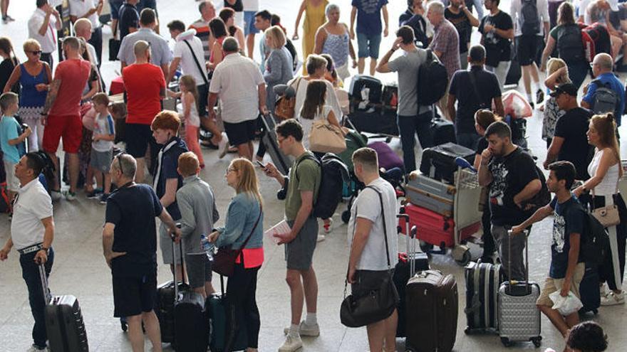 Tres de cada diez pasajeros que llegan al aeropuerto de Málaga proceden de Reino Unido, principal mercado extranjero.