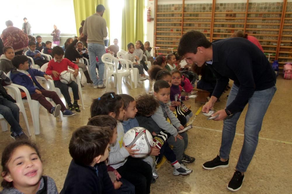 Futbolistas del Cartagena visitan un colegio