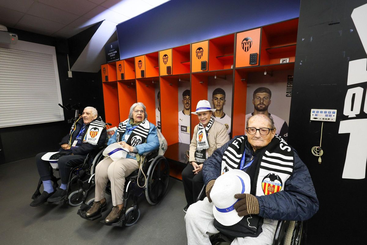 Aficionados valencianistas en el taller de reminiscencia en el vestuario del Valencia