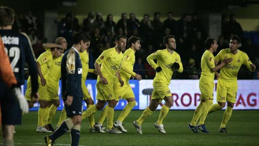 Los jugadores amarillos celebran el primer gol del partido, marcado por Rossi de penalti.