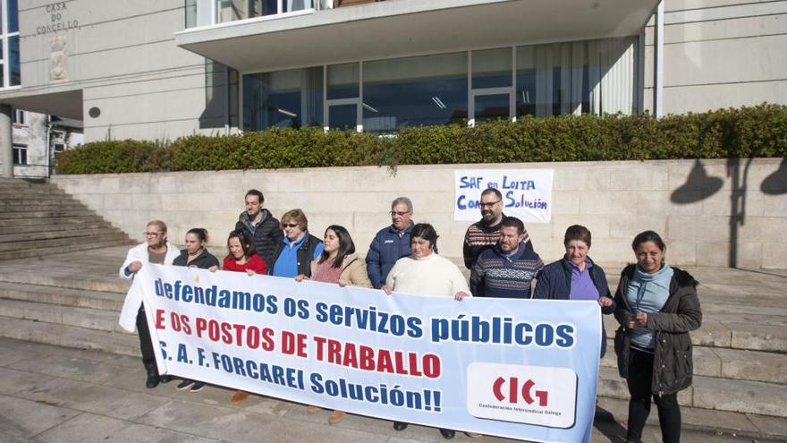 Personal del SAF de Forcarei, esta mañana, movilizándose ante la casa consistorial. // Bernabé / Cris M.V.