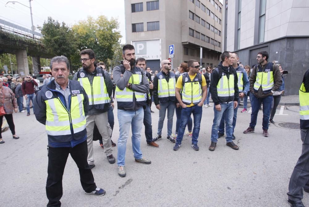 Guàrdia Civil i Policia Nacional desallotgen amb violència col·legis electorals gironins