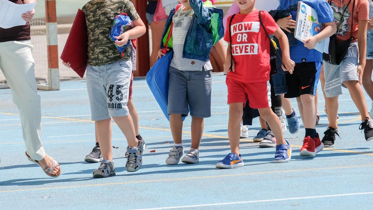 Alumnos de un colegio de Elda dirigiéndose a las aulas de las extraescolares durante el curso pasado.