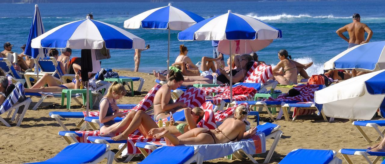 Turistas en una playa canaria.