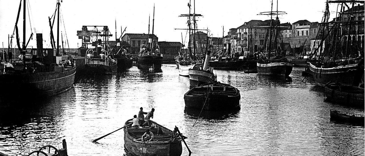 El puerto local de Gijón, a principios del siglo XX.