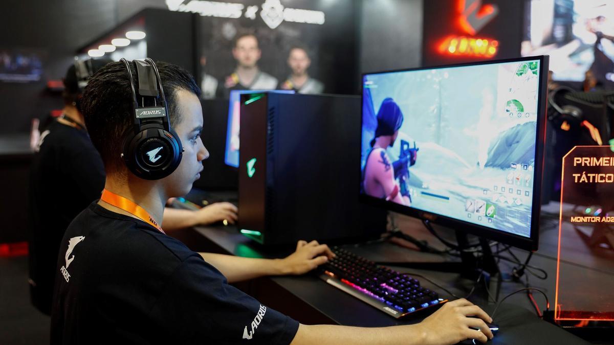 Imagen de archivo de jóvenes jugando a videojuegos.