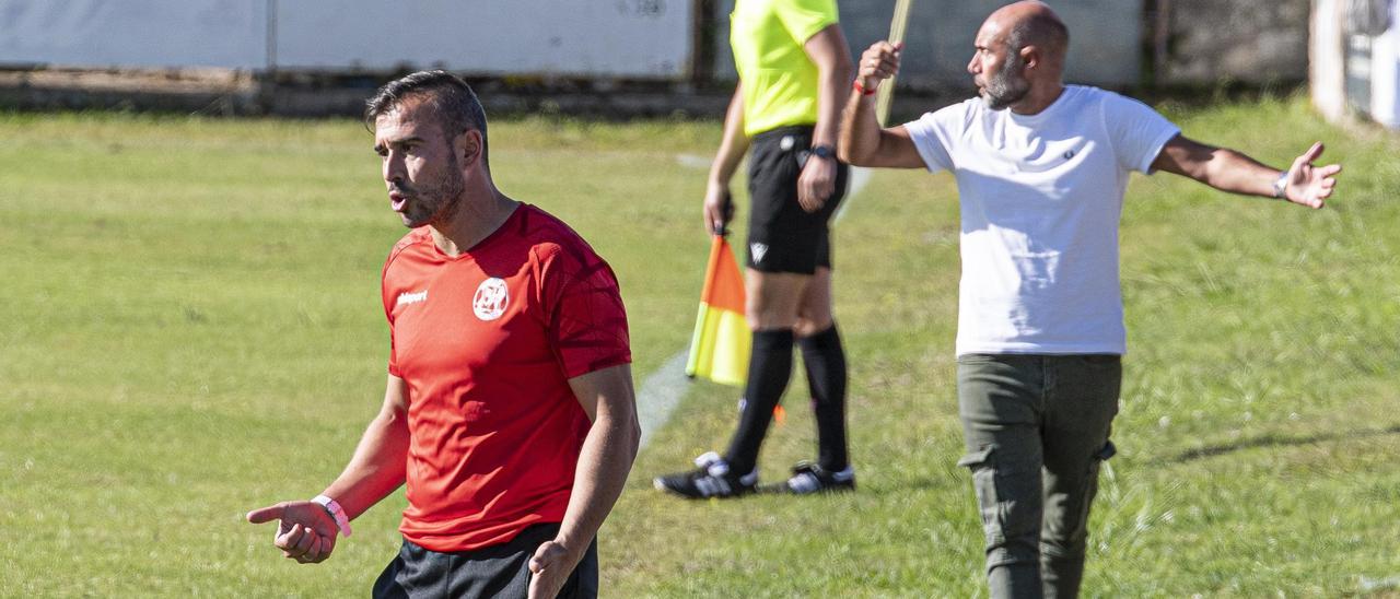 Yago Iglesias da instrucciones a sus jugadores en Miramar.