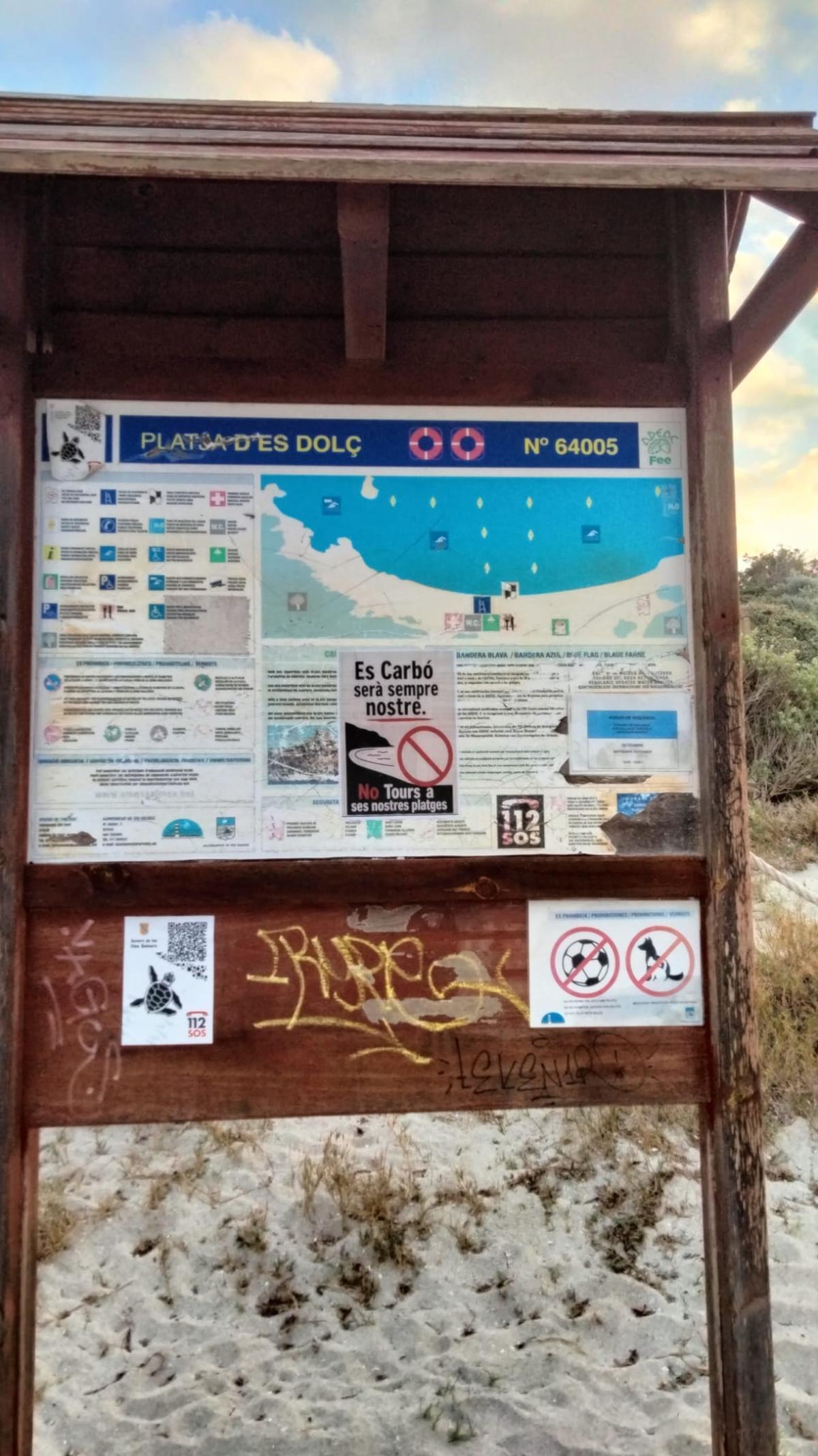 Carteles de protesta contra las excursiones organizadas a la playa de es Carbó.