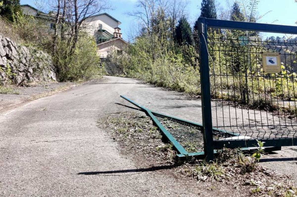 A la izquierda, la valla arrancada de acceso a los terrenos. A la derecha, el interior del equipamiento. | D. M.