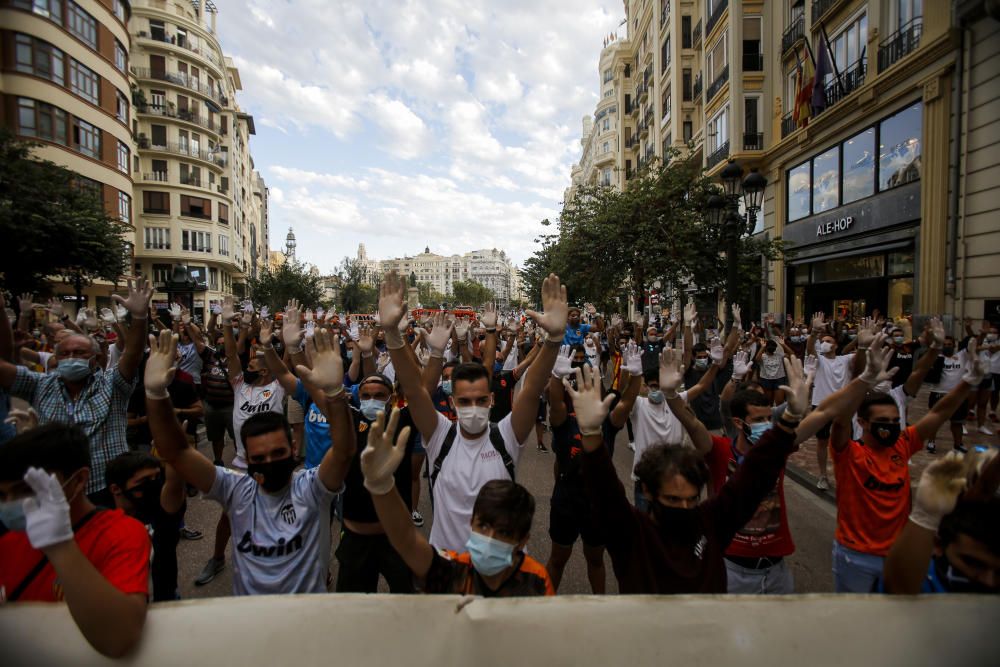 Aficionados del Valencia CF se manifiestan contra la gestión de Meriton al frente del club