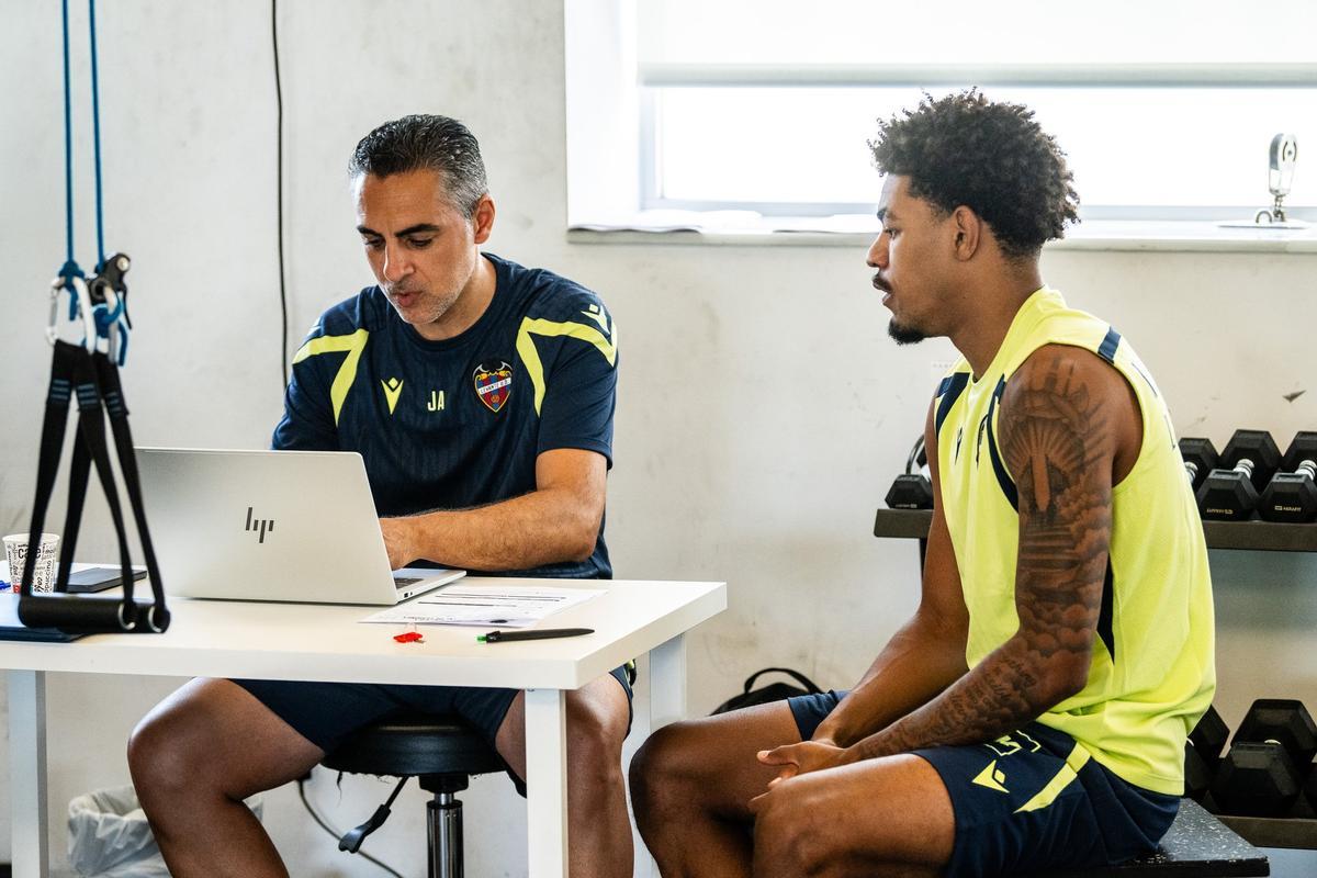 Kareem Tundé con José Manuel Álvarez.
