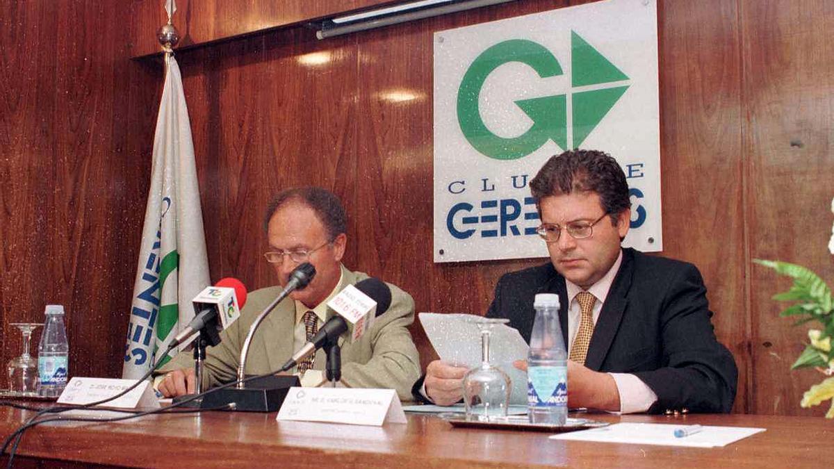 Acto en el Club de Gerentes en 1998 con su presidente, José Royo.