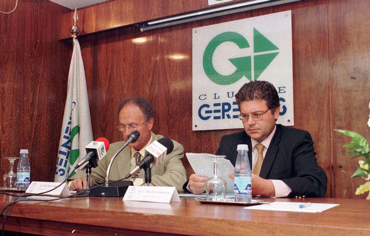 Acto en el Club de Gerentes en 1998 con su presidente, José Royo. Acto en el Club de Gerentes en 1998 con su presidente, José Royo.