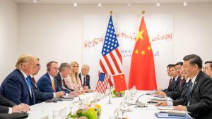 Archivo - El presidente estadounidense, Donald Trump,  y su homólogo chino, Xi Jinping, durante un encuentro bilateral en 2019, en el primer mandato del republicano