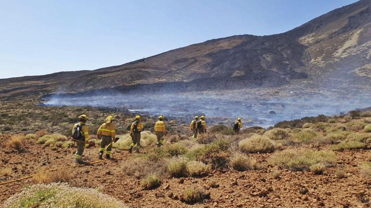 Profesionales de las Brifor en el incendio de ayer.