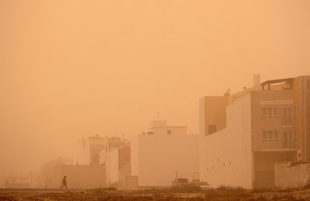 La calima engulle las Canarias