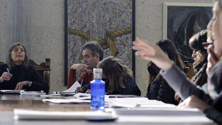 La alcaldesa y la líder del PSOE de Forcarei, durante una de sus discusiones en pleno.