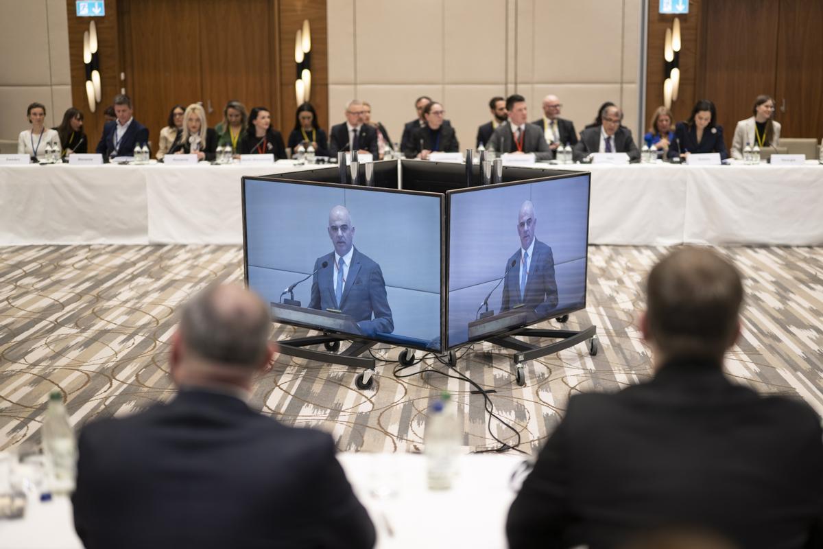 Davos (Switzerland), 15/01/2023.- A screen displaying Swiss Federal President Alain Berset, at the ’Davos Alliance’ (conference of ministers of culture) on the sideline of the 52nd annual meeting of the World Economic Forum (WEF), in Davos, Switzerland, 15 January 2023. The meeting brings together entrepreneurs, scientists, corporate and political leaders in Davos under the topic ’Cooperation in a Fragmented World’ from 16 to 20 January. (Suiza) EFE/EPA/GIAN EHRENZELLER