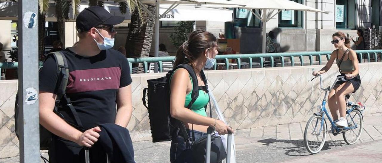 Dos turistas en la plaza de la Marina de Málaga.