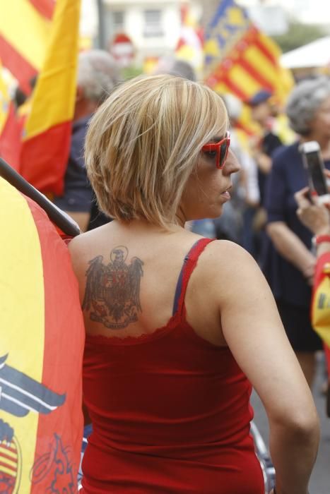 Caravana de vehículos con banderas españolas en València