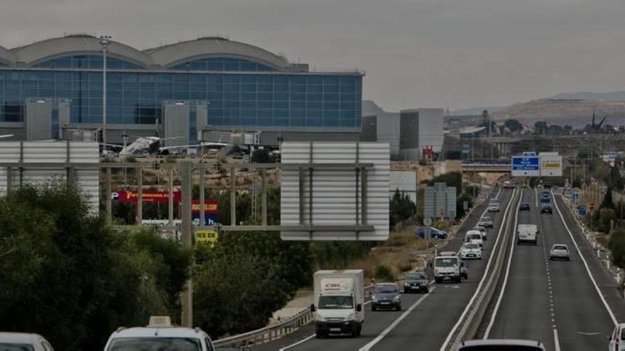 La carretera de acceso al aeropuerto de Alicante-Elche.