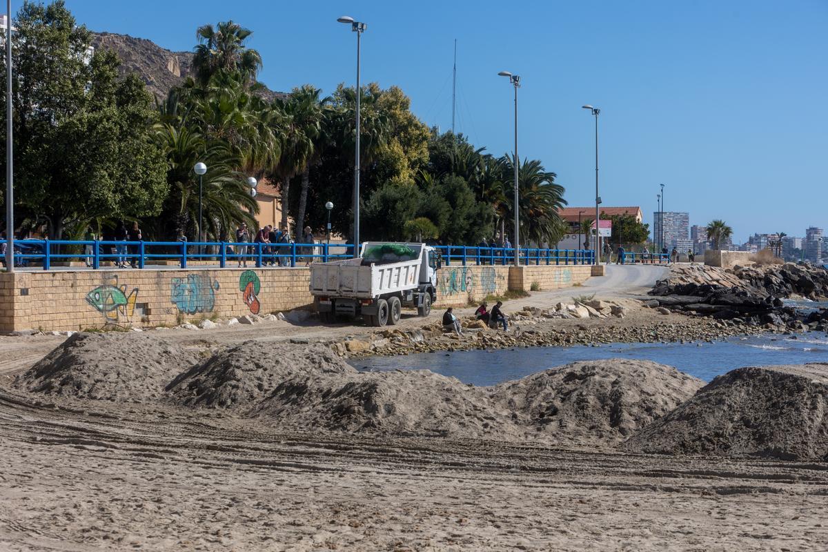 Un camión camino de la zona del Tiro de Pichón para recoger más arena, en una imagen de este miércoles