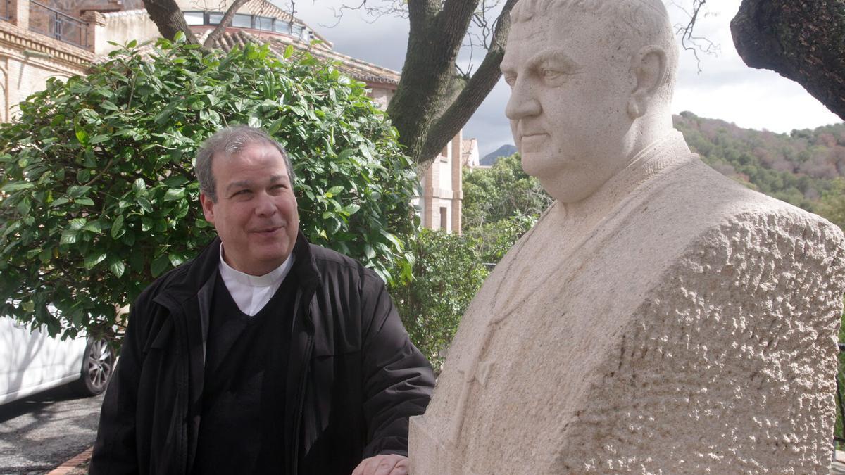 El rector del Seminario de Málaga, Juan Manuel Ortiz, junto al busto del padre Manuel González