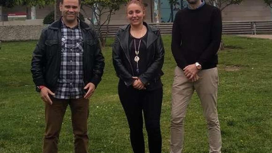 Rodrigo Currás (primero dcha.) con Marta Freire y Julio Martínez. // S.Á.