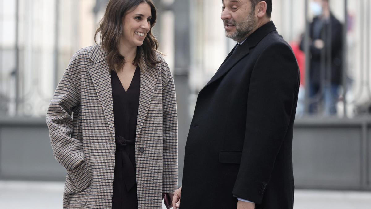 Los exministros Irene Montero y José Luis Ábalos, en una imagen de febrero de 2022 en el patio del Congreso de los Diputados.