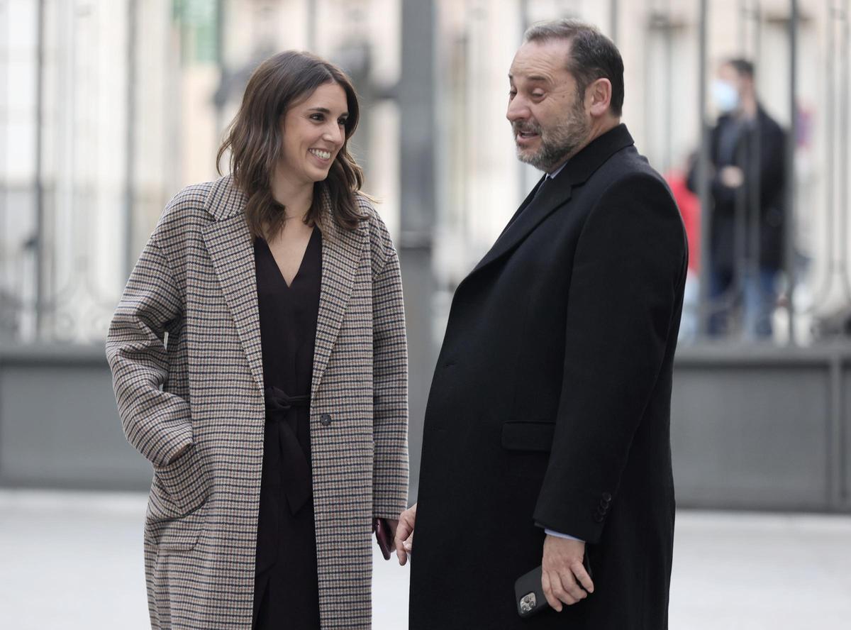 Los exministros Irene Montero y José Luis Ábalos, en una imagen de febrero de 2022 en el patio del Congreso de los Diputados.
