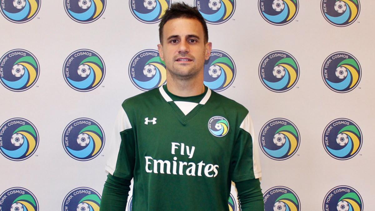 Javi Márquez posa con la camiseta de su nuevo club