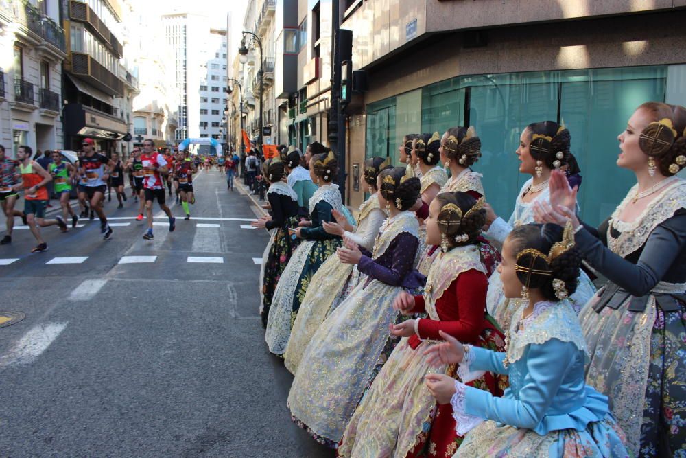 Falleras mayores, cortes de honor y comisiones, en el maratón