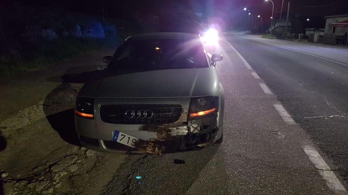 Estado en el que quedó un vehículo tras atropellar a un jabalí en Catoira. |