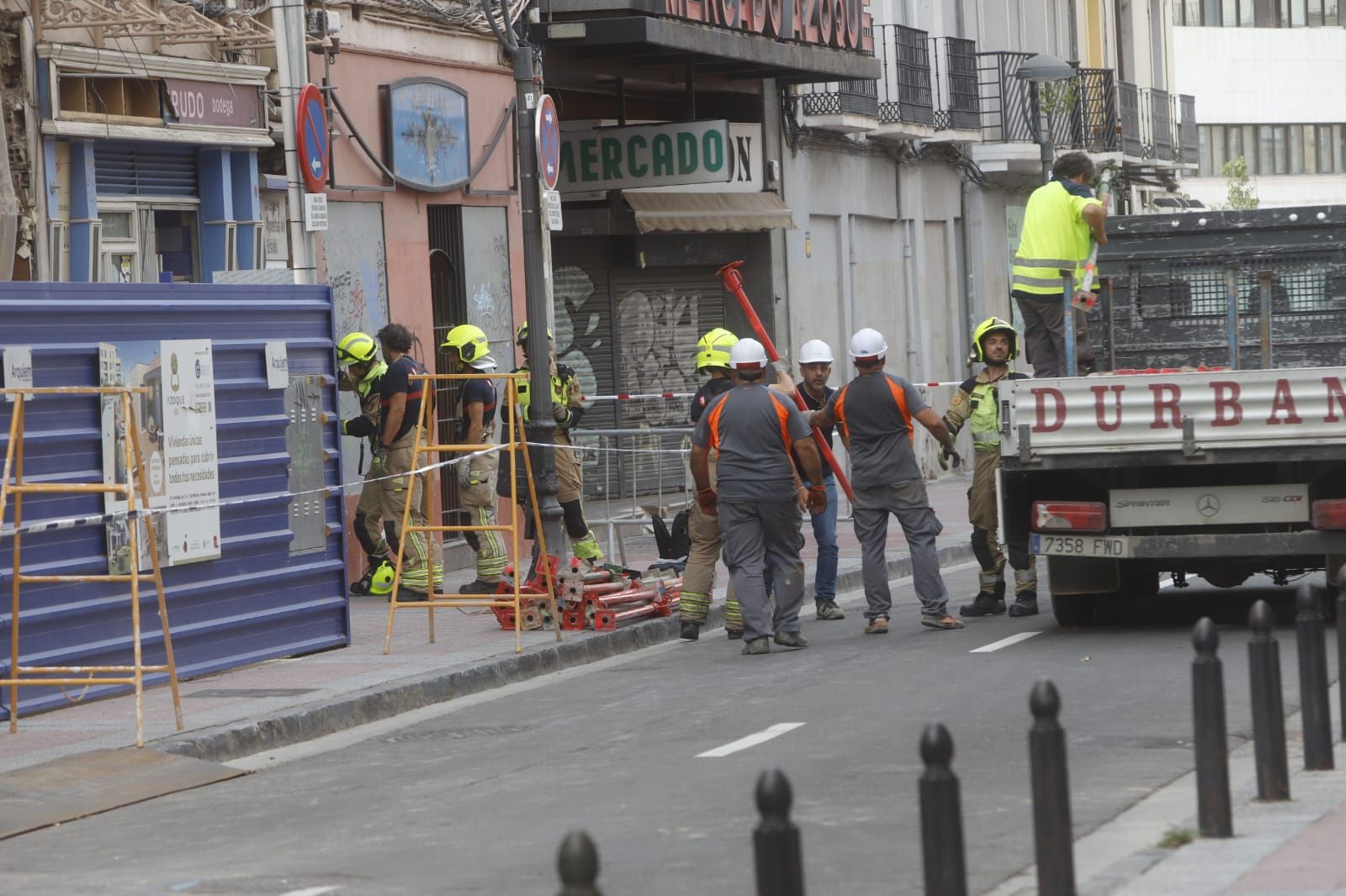 EN IMÁGENES | Desalojo de un edificio de la calle Azoque por riesgo de derrumbe