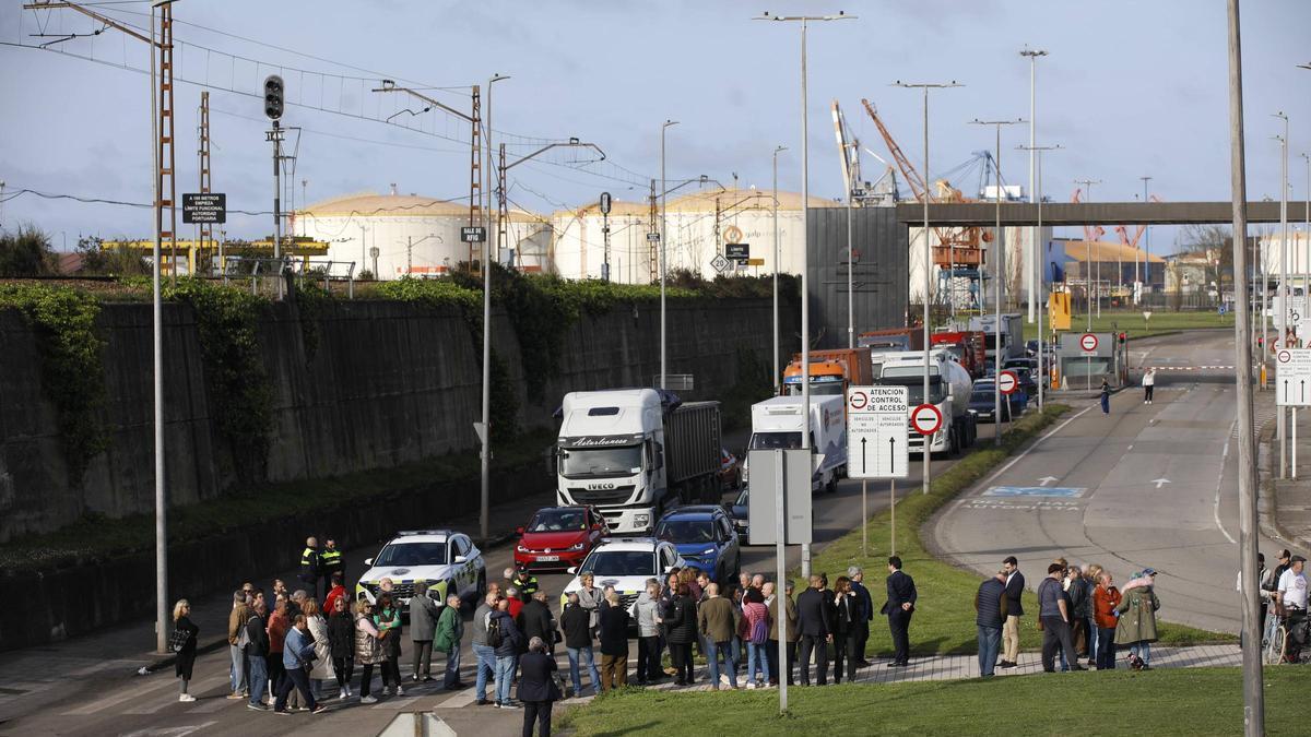 Vecinos cortan el tráfico en la entrada a El Musel en su lucha contra el paso de camiones por la avenida Príncipe de Asturias