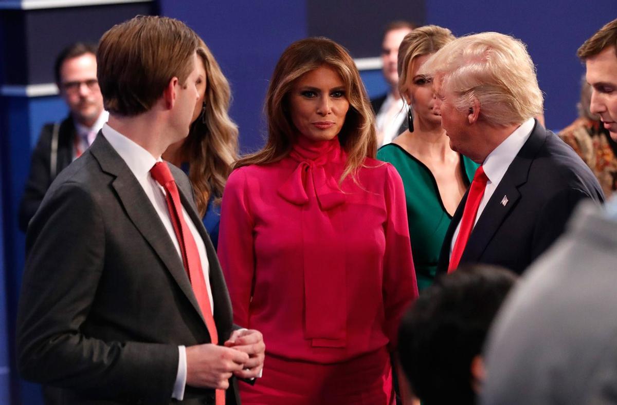 Melania Trump con camisa de Gucci junto a su marido Donald Trump