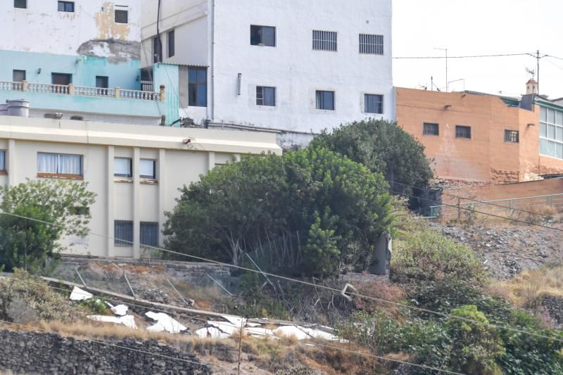 Muro caído del Colegio Publico del barrio teldense de La Higuera Canaria