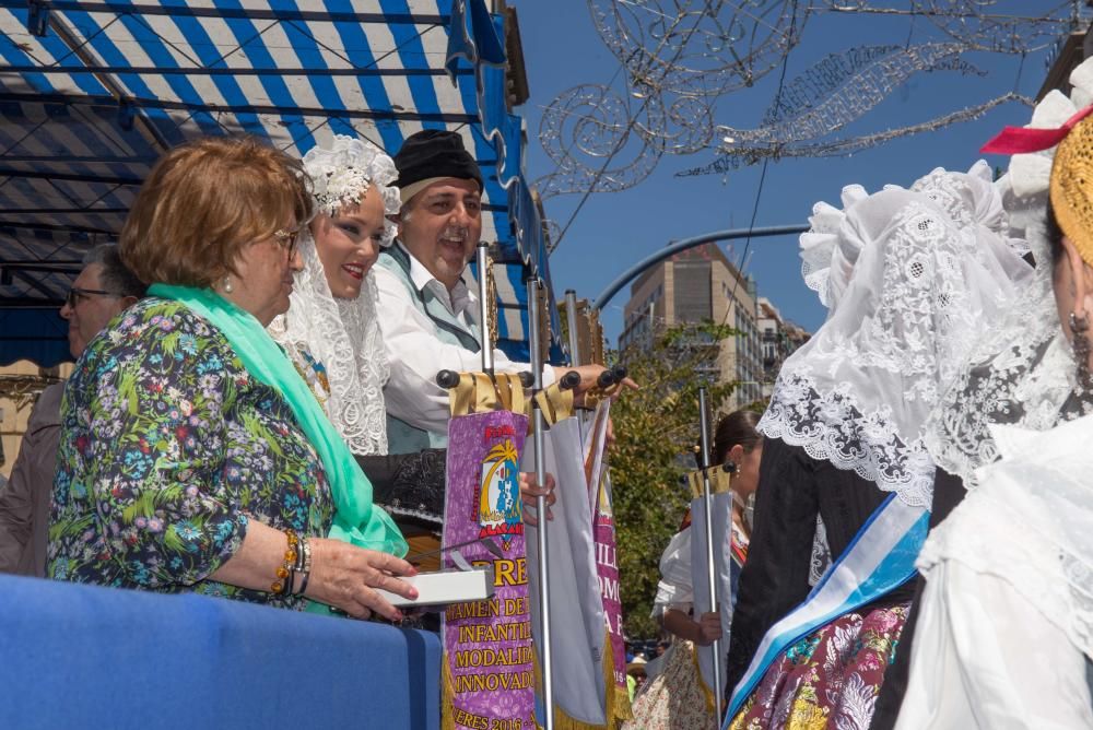 El Desfile de Entrega de Premios culmina con la entrega de más de 600 galardones a hogueras y barracas