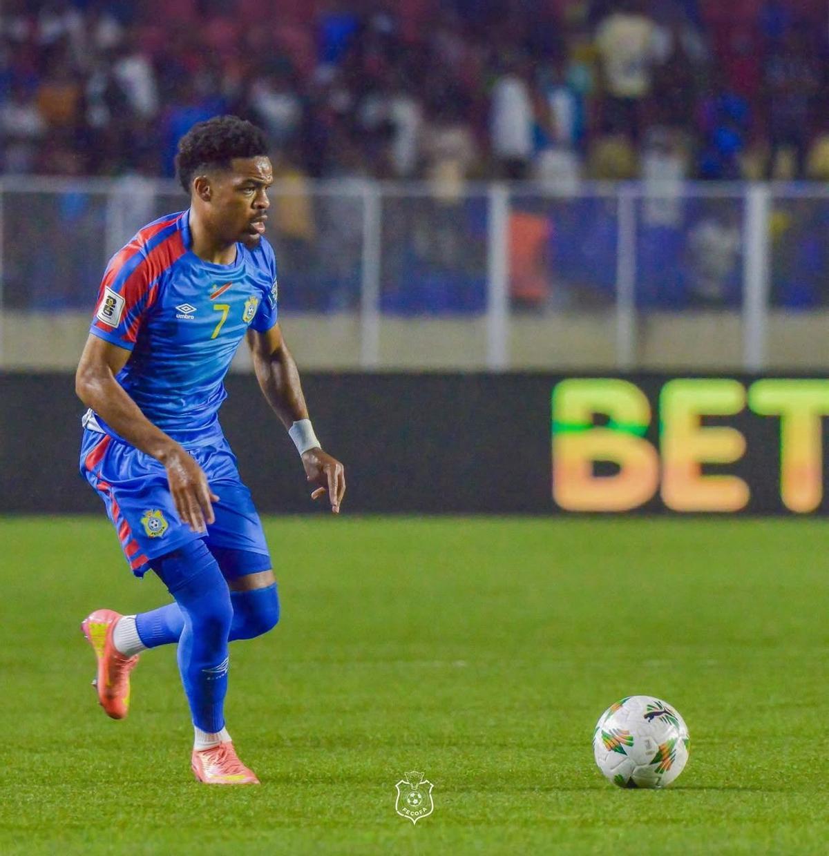 Diang, con el balón controlado durante un partido con la República Democrática del Congo.