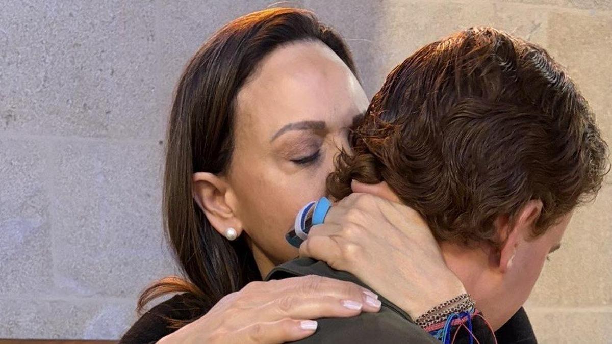 María Corina Machado besa a su hijo en Vigo.