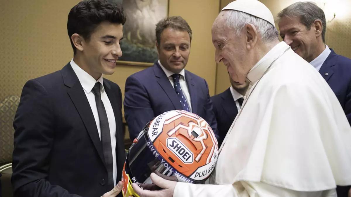 El Papa Francisco recibe a una delegación de MotoGP en el Vaticano