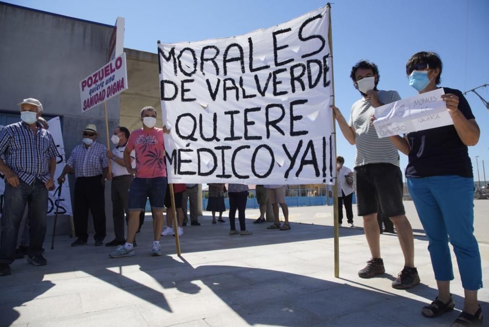 Concentración ante el centro de salud de Tábara para la reapertura de consultorios médicos