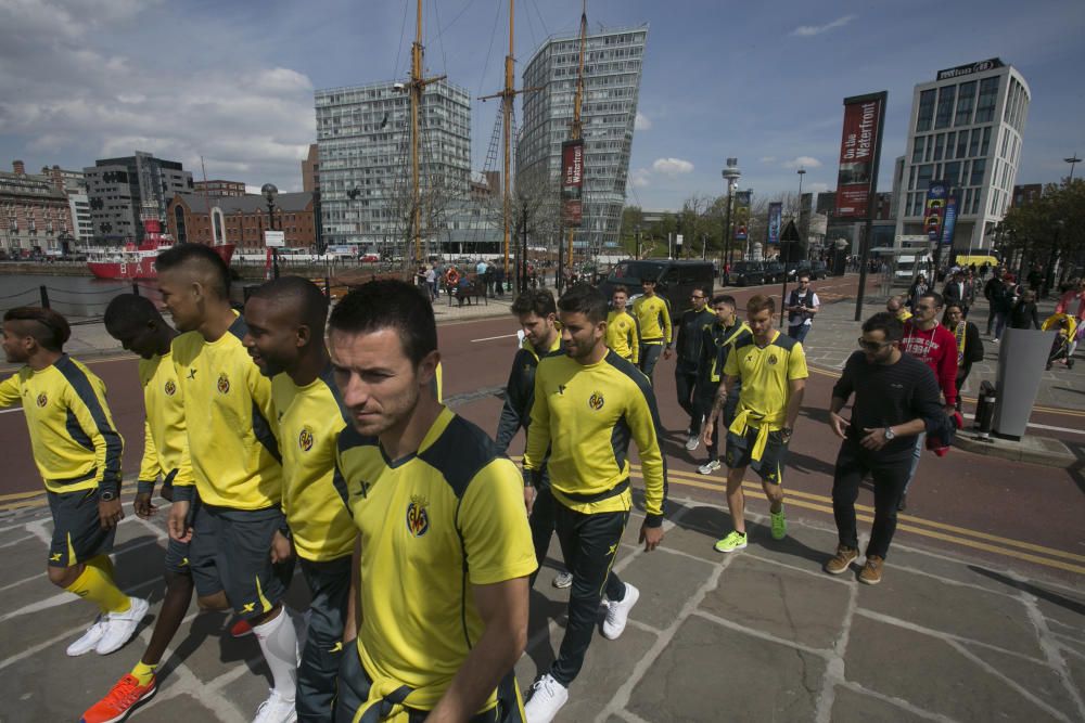 Liverpool se tiñe de amarillo