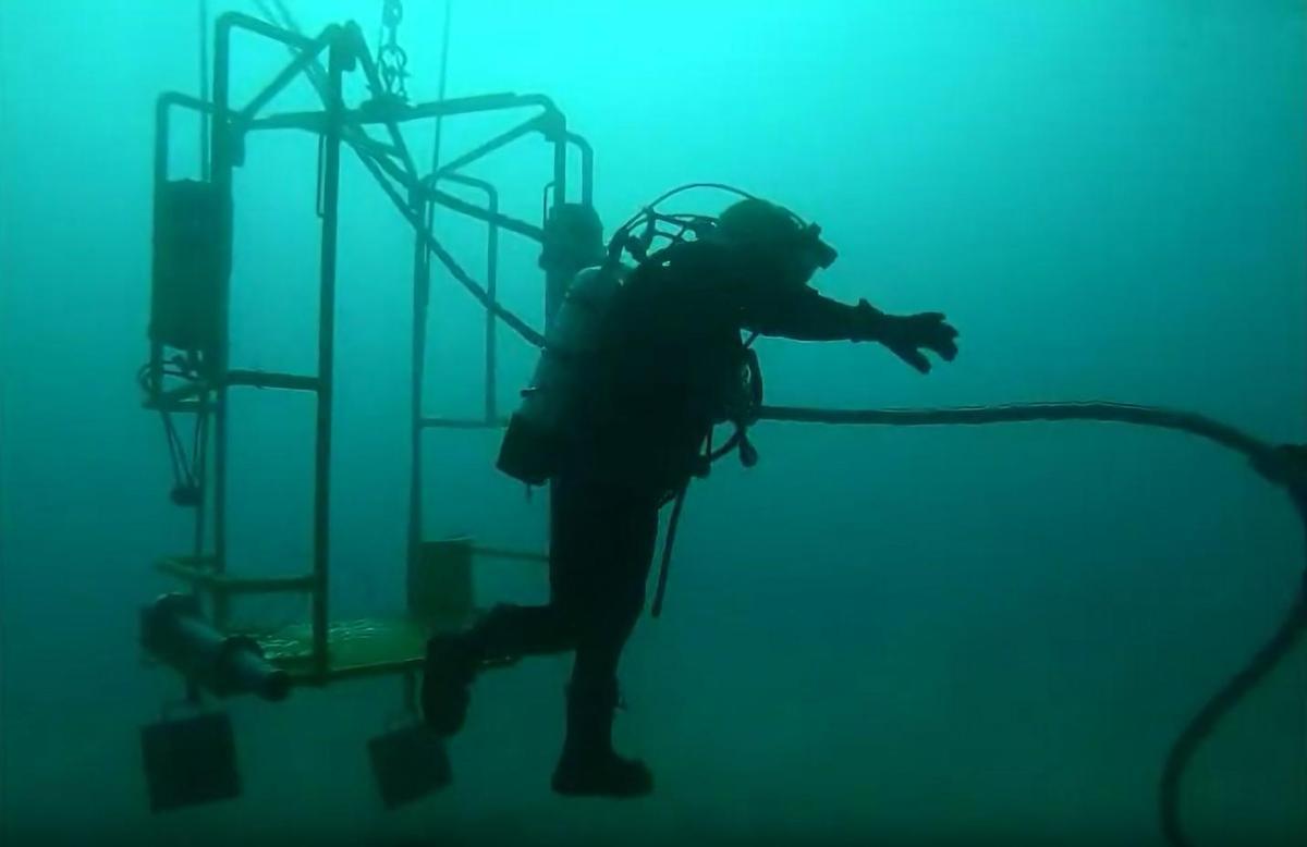 Un buzo de la Armada, alcanza el lecho marino durante un entrenamiento en Cádiz.