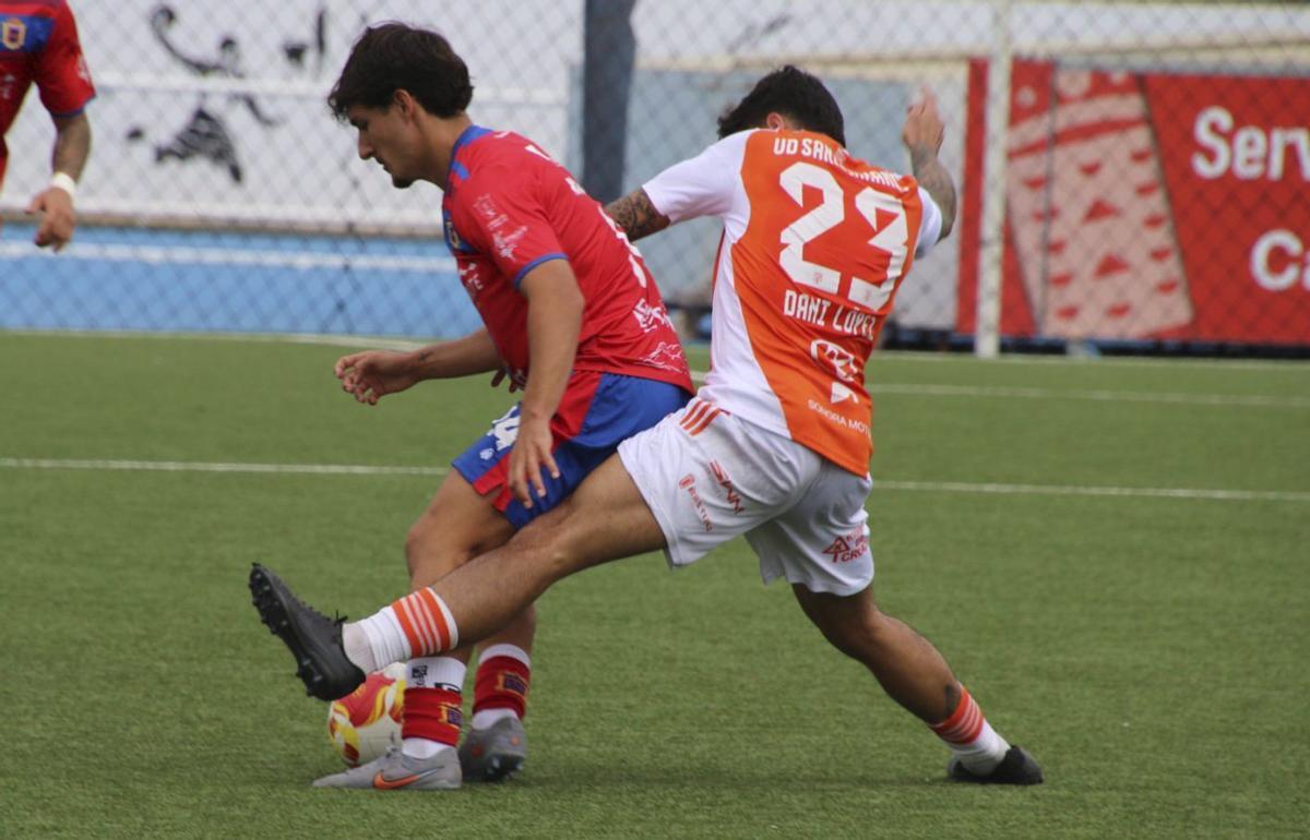 Dani López, del San Fernando (23), intenta robar el balón a un rival, en el duelo de ayer en Arrecife.
