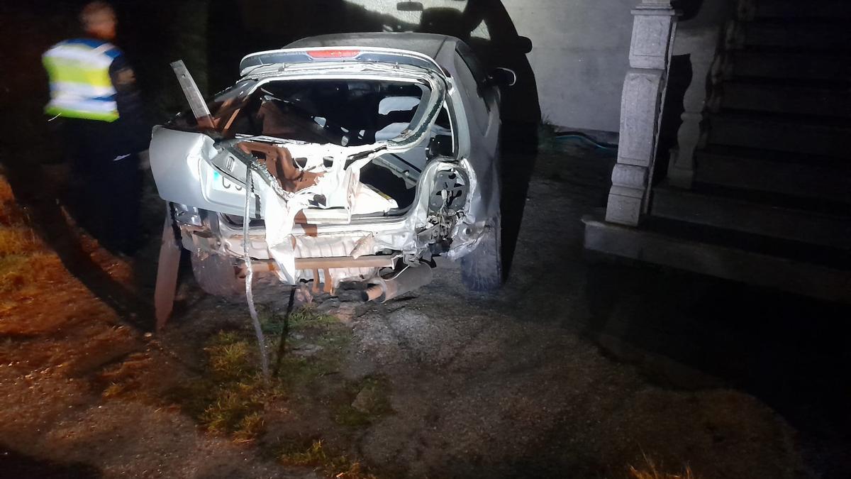RIBEIRA ACCIDENTE | Un vehículo se sale de la vía y choca contra un ...