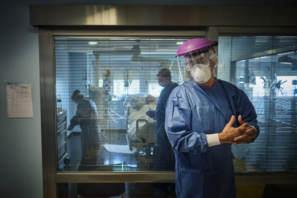 Reportaje sobre la situación en el hospital durante el Covid-19 La Candelaria Mascarillas coronavirus sanitarios test UCI UVI  | 24/04/2020 | Fotógrafo: Andrés Gutiérrez Taberne