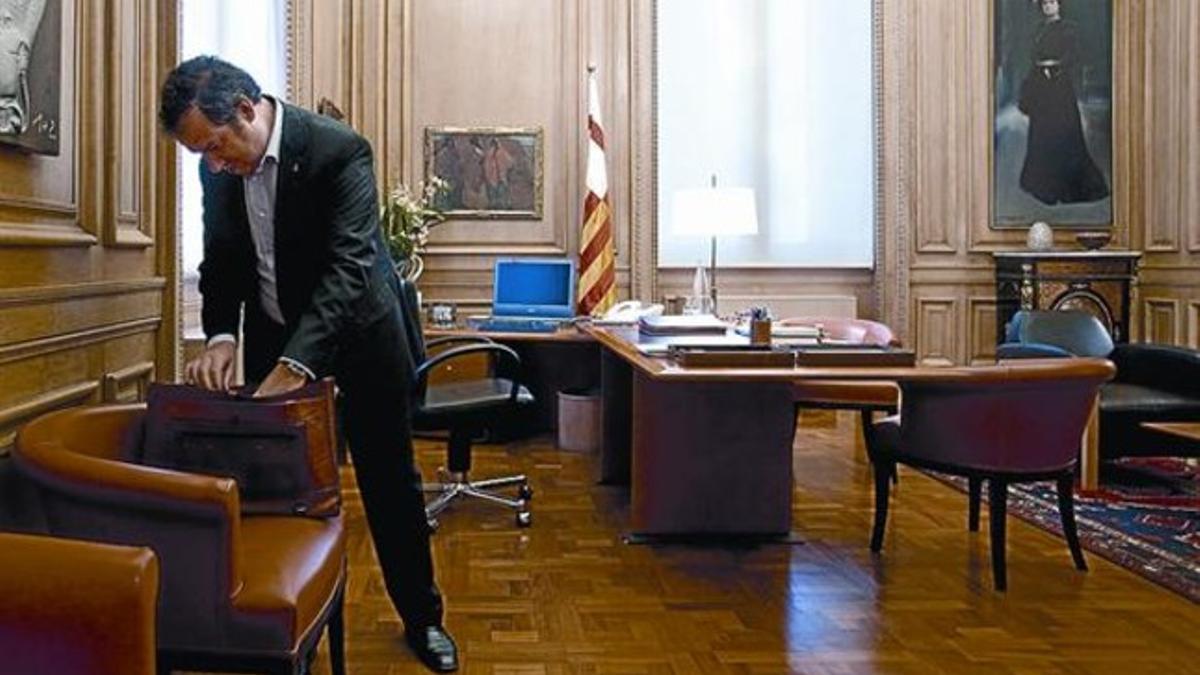 En horas bajas  El alcalde de Barcelona, Jordi Hereu, en su despacho del ayuntamiento, en agosto.